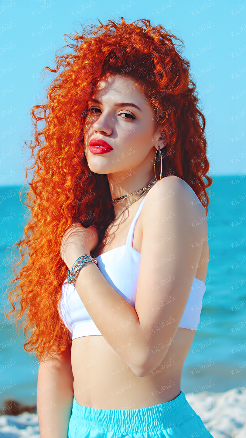 Amanda- Mulher Ruiva com Cabelos Cacheados na Praia, Moda de Verão, Beleza Solar e Empoderamento Feminino