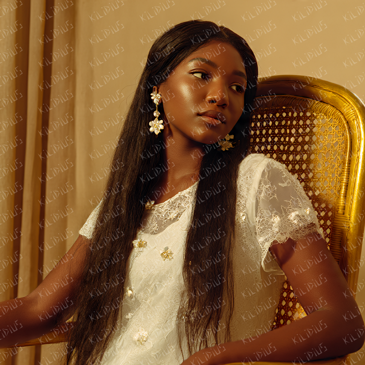 Zuri - Retrato Elegante de Mulher Negra em Vestido Branco,  Beleza Natural, Empoderamento e Sofisticação Contemporânea